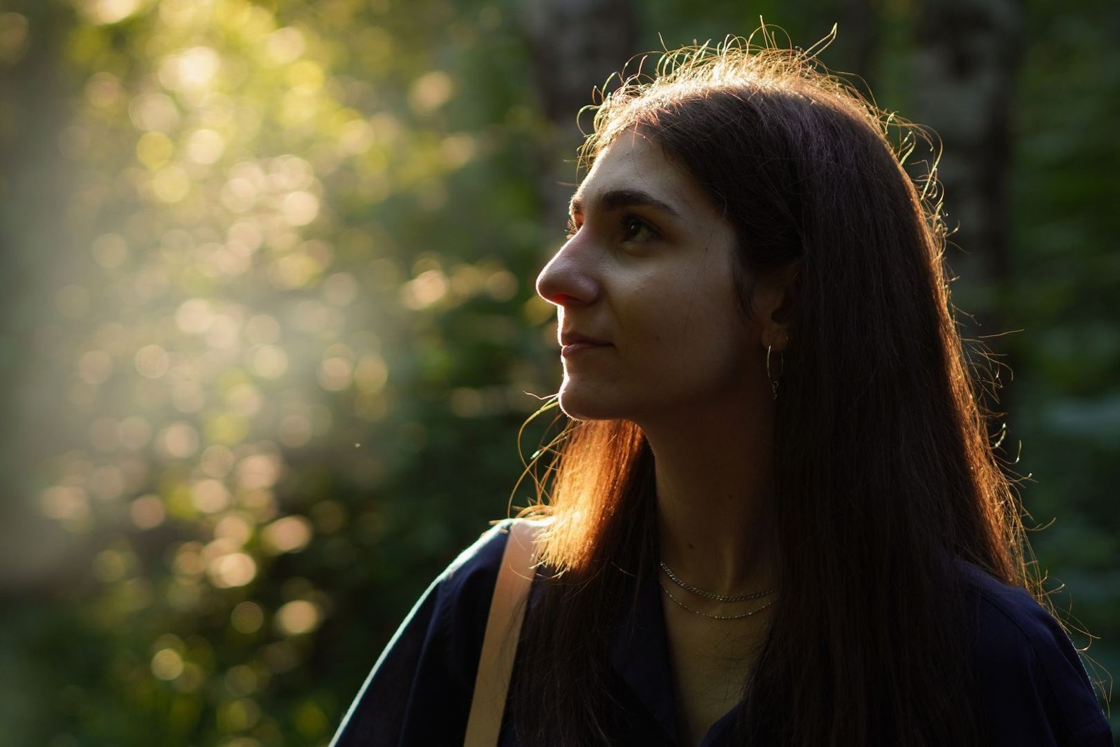 Porträt einer Frau im Waldlicht der goldenen Stunde